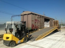 Разгрузка вагонов с вилочным погрузчиком: как ускорить процесс и избежать ошибок