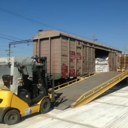 Разгрузка вагонов с вилочным погрузчиком: как ускорить процесс и избежать ошибок