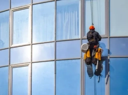 Отмыли фасад многоэтажки в Усть-Каменогорске – чисто, быстро, безопасно!