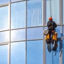 Отмыли фасад многоэтажки в Усть-Каменогорске – чисто, быстро, безопасно!