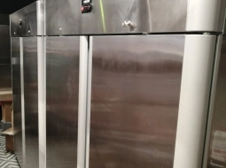 Выгрузили промышленный холодильник